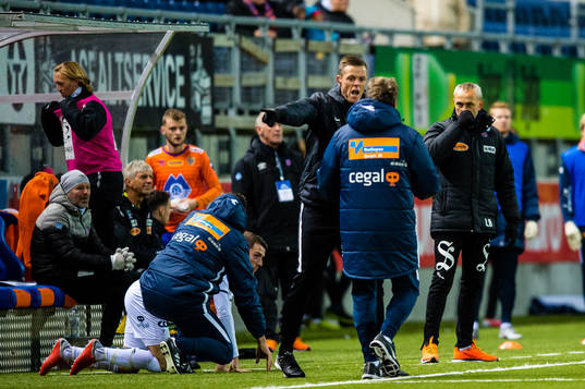 Bjarne Berntsen, head coach of Viking, in a discussion with