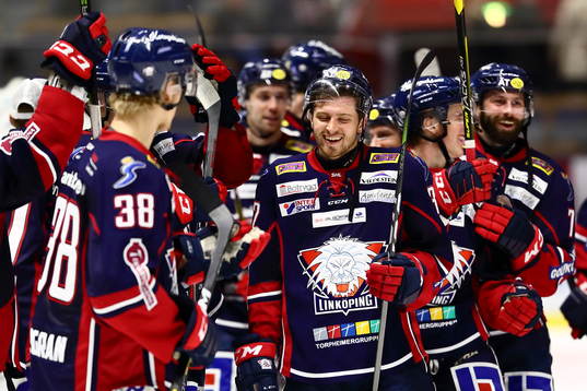 Linköpings Lukas Bengtsson jublar med sina lagkamrater