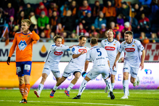 Tommy Høiland of Viking celebrates the 2.0 goal