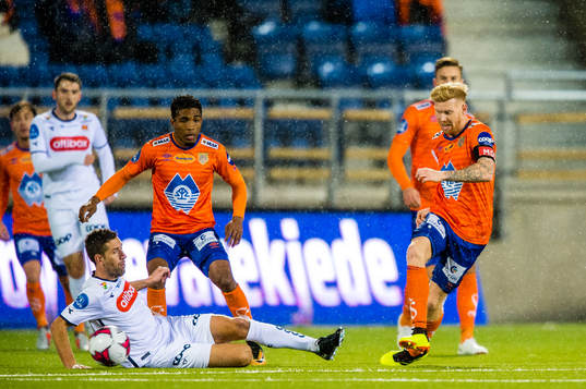 Steffen Ernemann of Viking and Fredrik Carlsen of Aalesund