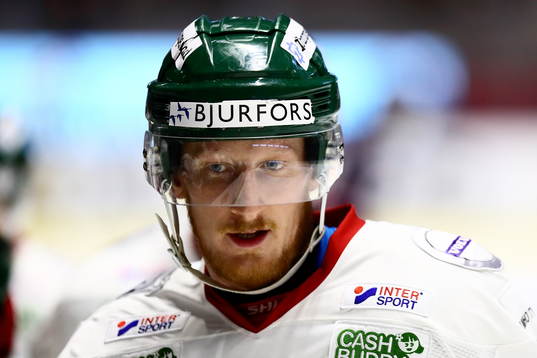 Simon Hjalmarsson jublar med sina lagkamrater i båset