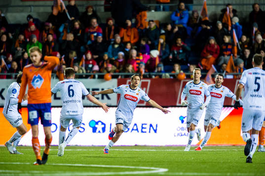 Tommy Høiland of Viking celebrates the 2.0 goal