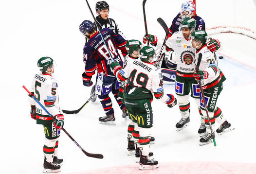 Frölundas Patrik Carlsson jublar med lagkamrater
