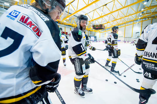 Jacob Lagacé of Stavanger Oilers warms up