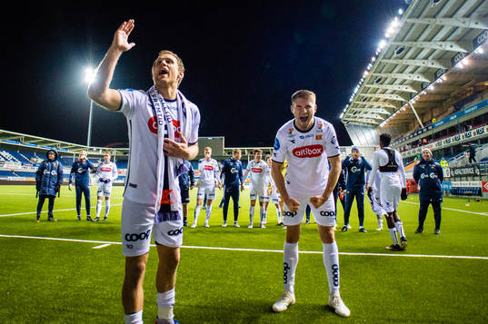 Tommy Høiland and Fredrik Torsteinbø of Viking celebrates