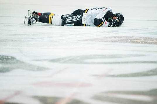 Jacob Lagacé of Stavanger Oilers with an injury