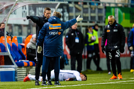 Bjarne Berntsen, head coach of Viking, in a discussion with