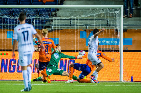 Tommy Høiland of Viking scores the 2-0 goal