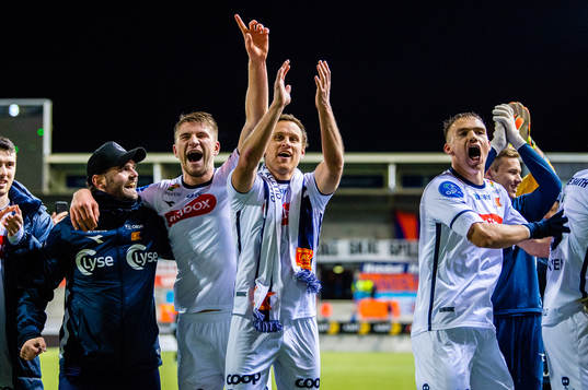 Fredrik Torsteinbø and Tommy Høiland of Viking celebrates