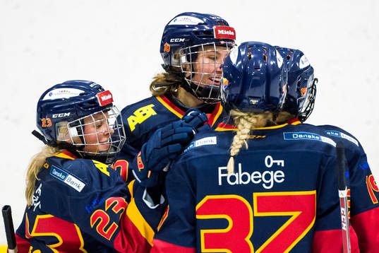 Djurgårdens Andrea Dalen jublar med lagkamrater
