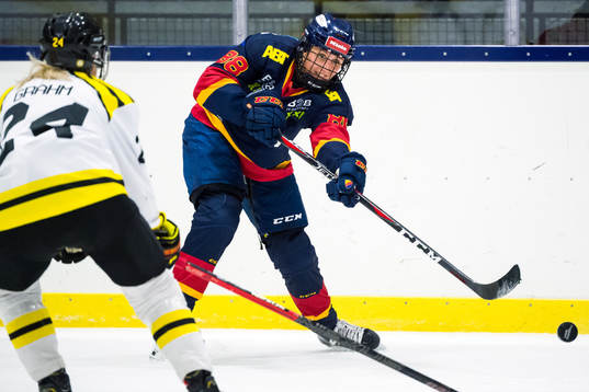 Djurgårdens Hanna Olsson och Brynäs Erika Grahm