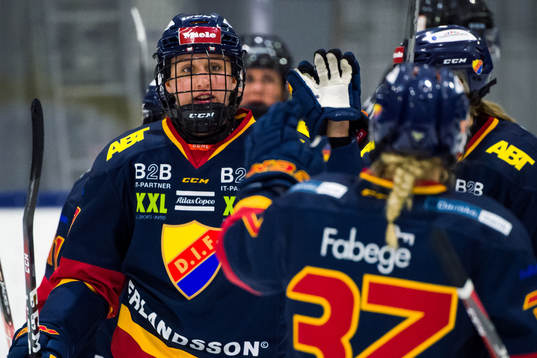 Djurgårdens Hanna Olsson jublar med lagkamrater