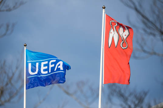 UEFA's flagga och Borås stads stadsvapen
