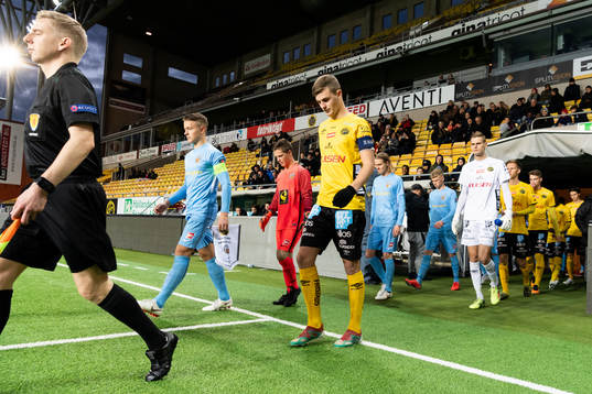 Spelarna kommer in till match