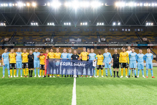 KR Reykjaviks och Elfsborgs spelare med domarteamet och