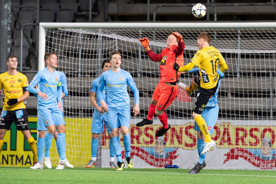 KR Reykjaviks målvakt Oddur Bjarnason boxar bort bollen