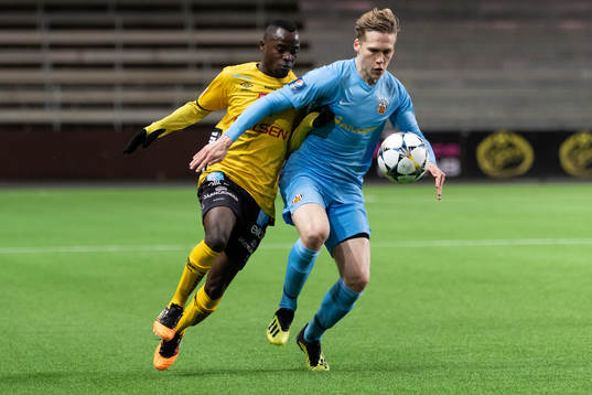 KR Reykjaviks Gyrdir Hrafn Gudbrandsson och Elfsborgs Isaac