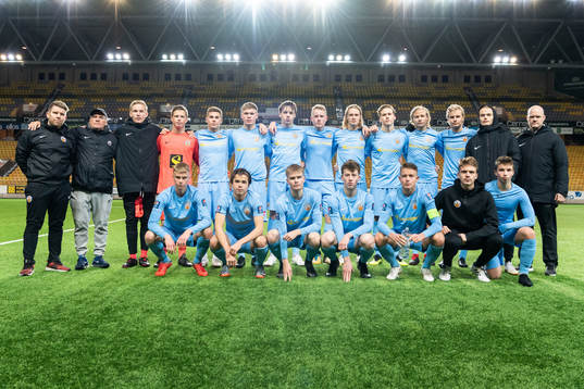 Lagfoto på KR Reykjaviks spelare och tränare