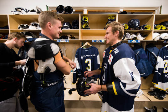 Skärgårdens hockeys Denis Klecka t.h. innan en match
