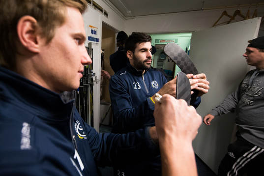 Skärgårdens hockeys Denis Klecka och Ivan Hodulov fixar