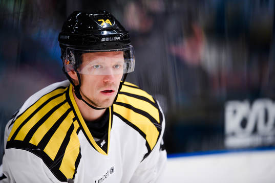 Brynäs Nicklas Danielsson före ishockeymatchen i SHL