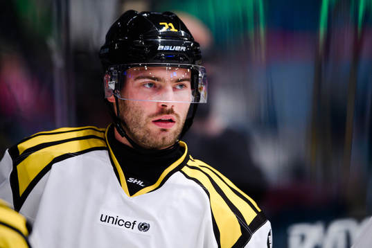 Brynäs Robert Kousal före ishockeymatchen i SHL mellan
