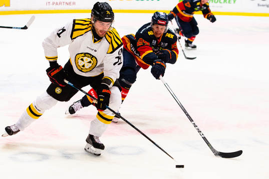 Brynäs Robert Kousal och Djurgårdens Sebastian Strandberg