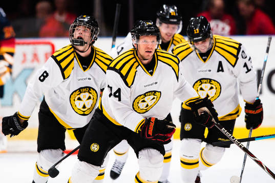 Brynäs Nicklas Danielsson jublar med lagkamrater