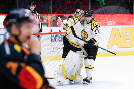 Brynäs målvakt David Rautio och Joel Kellman jublar