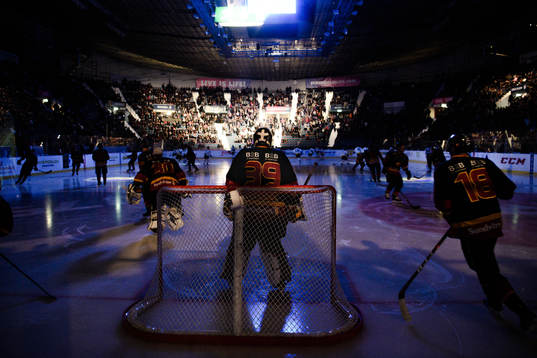 Djurgårdens målvakt Adam Reideborn före  ishockeymatchen