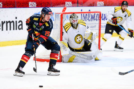 Djurgårdens Jakob Lilja oroar framför Brynäs målvakt