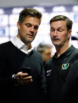 Domare  Mikael Nord samtalar med Färjestads tränare Johan