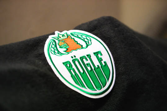 Rögles emblem innan ishockeymatchen mellan Färjestad och
