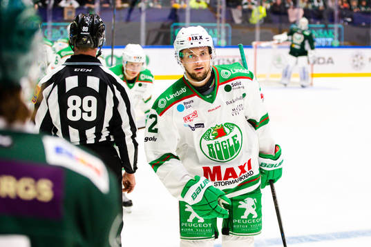 Rögles Ted Brithén jublar ishockeymatchen mellan