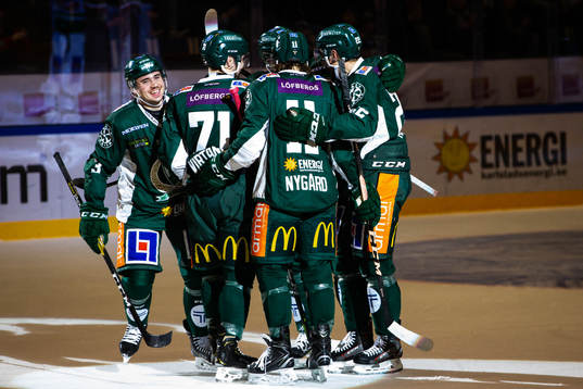 Färjestads Jens Westin jublar med lagkamrater