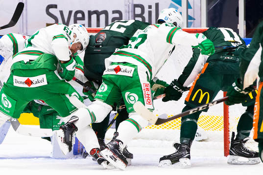 Oroligt framför Rögles målvakt Justin Pogges