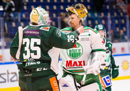 Färjestads målvakt Adam Werner och Rögles målvakt