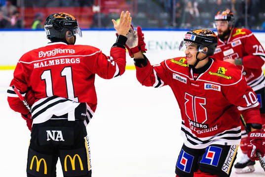 Örebros Shane Harper jublar med Aaron Palushaj