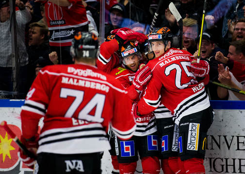 Örebros Shane Harper gör 1-1 och jublar med Anton Hedman