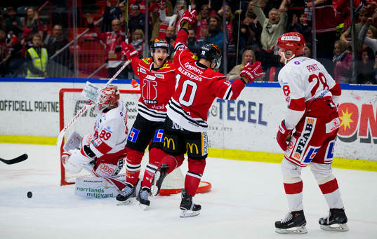 Örebros Shane Harper gör 1-1 och jublar med Anton Hedman