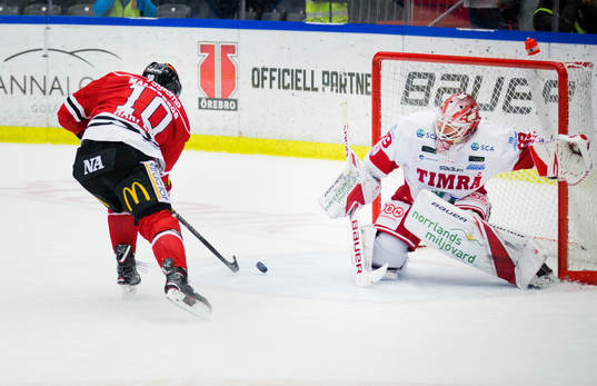 Örebros Shane Harper och Timrås målvakt Niklas Svedberg