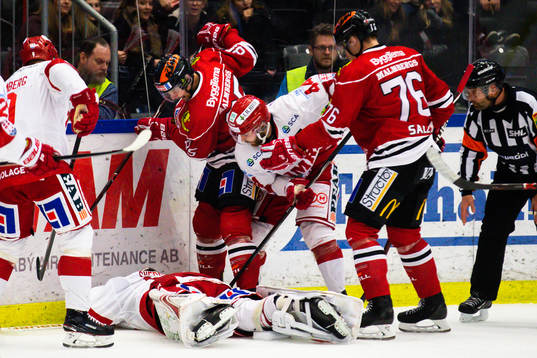 Timrås målvakt Niklas Svedberg blockar pucken