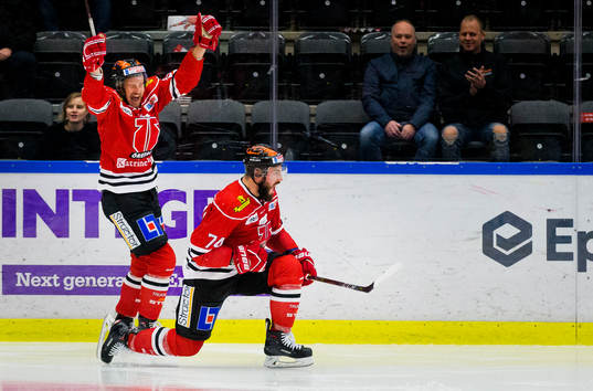 Örebros Nick Ebert gör 2-1 och jublar med Marcus Weinstock