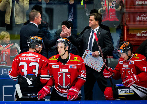 Örebros tränare Niklas Sundblad gör high five med