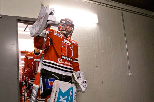 Örebros målvakt Stefan Steen på väg ut från