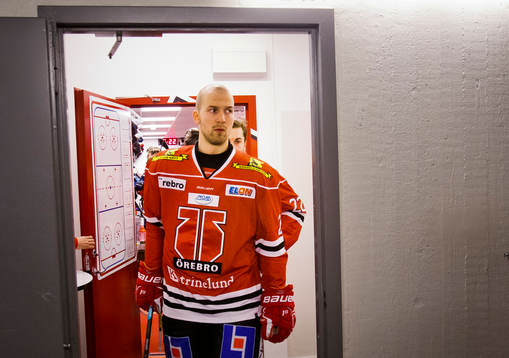 Örebros Rasmus Rissanen på väg ut från