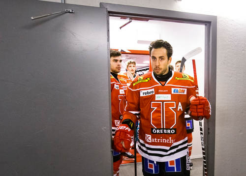 Örebros Aaron Palushaj på väg ut från omklädningsrummet