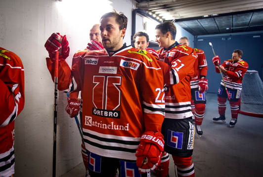 Örebros Jonathan Andersson på väg ut från