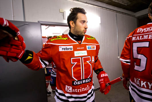 Örebros Aaron Palushaj på väg ut från omklädningsrummet