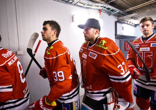 Örebros Jordan Boucher och målvakt Eero Kilpeläinen på
